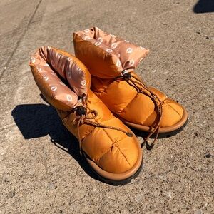 Flufie Classic Harvest Gold Down Boot Women's Size: 10